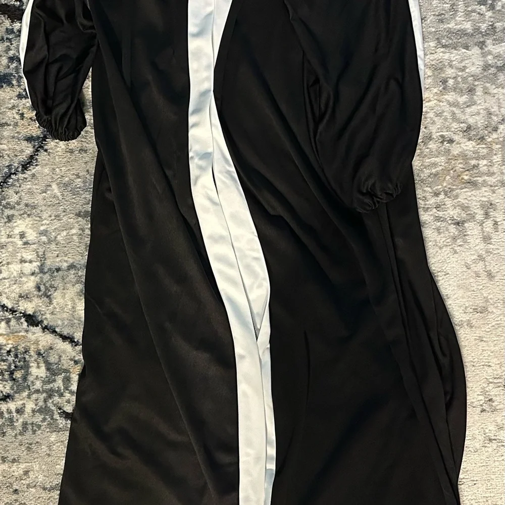 White/Black Unlined Vneck Abaya - Picture 2 of 5